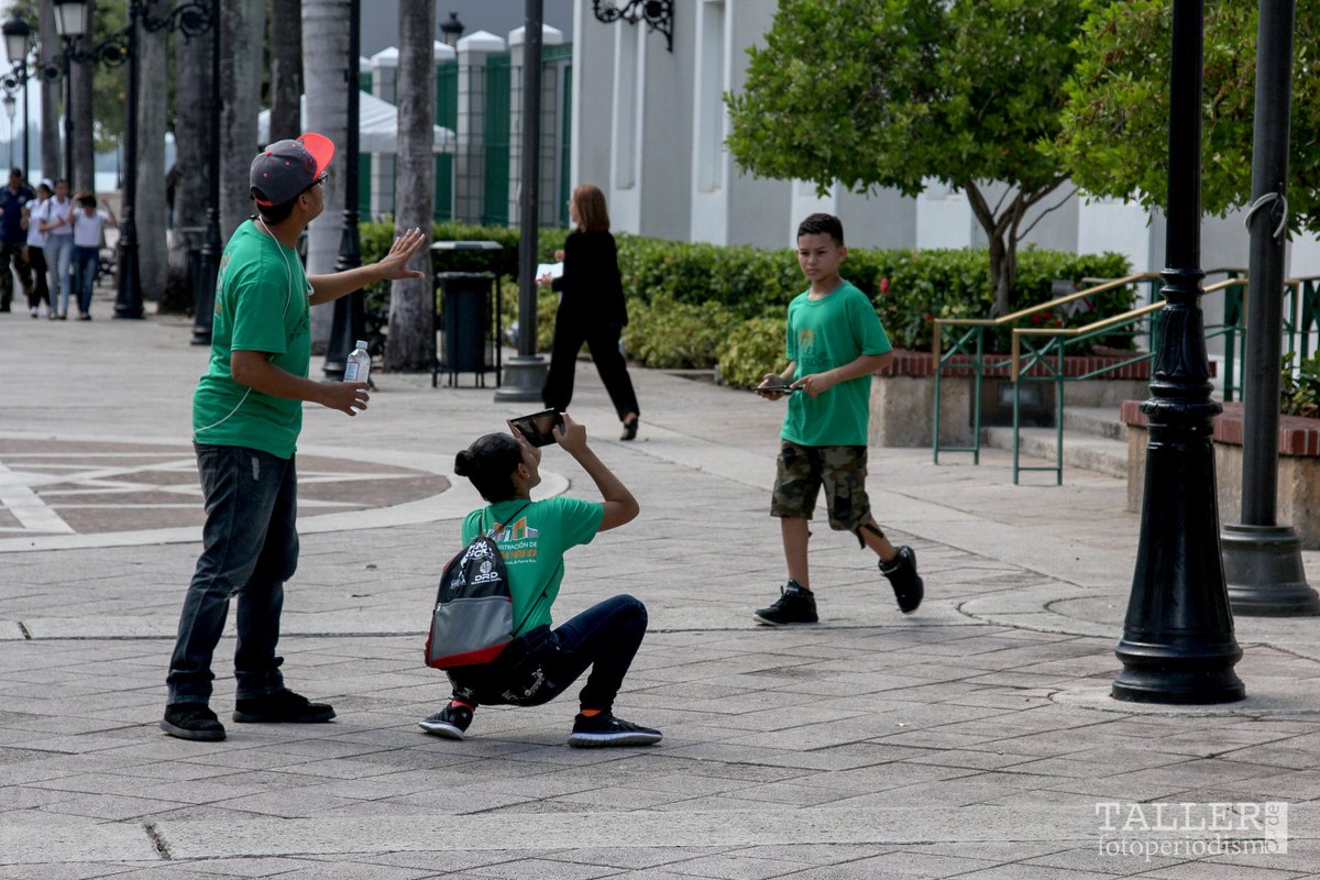 TFotoperiodismo's tweet photo. #GIRASTF | Con tablets en manos, los chicos documentan la #historia de #PuertoRico | Proyecto con la @AVPPuertoRico. https://t.co/jjv6JXyZC9