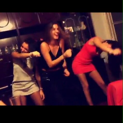 MariaPiqueres97's tweet photo. Que alguien llame a una ambulancia!🚑🏥 @CintyaMartos se ha partido en dos😂 @evaescoda97 👊🏼JAJAJA me quemáis mucho🔥 https://t.co/usexfBlfai