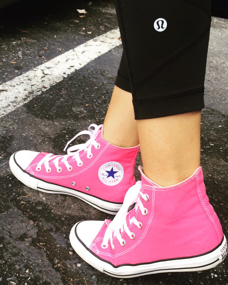Evanlovespink's tweet photo. When life hands you lemons pray they are lulu #LegDayEssentials #LegDay #LuluLemon #converse #Pink #Fitness https://t.co/sumVxWJOGA