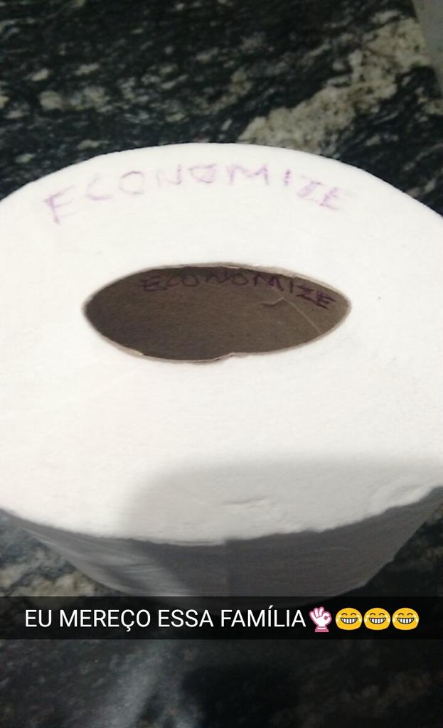 euisabelamoraes's tweet photo. Aí você vai no banheiro e tá escrito economize no papel higiênico👌😂😂😂
#rashei https://t.co/B3JOjhe2Iq