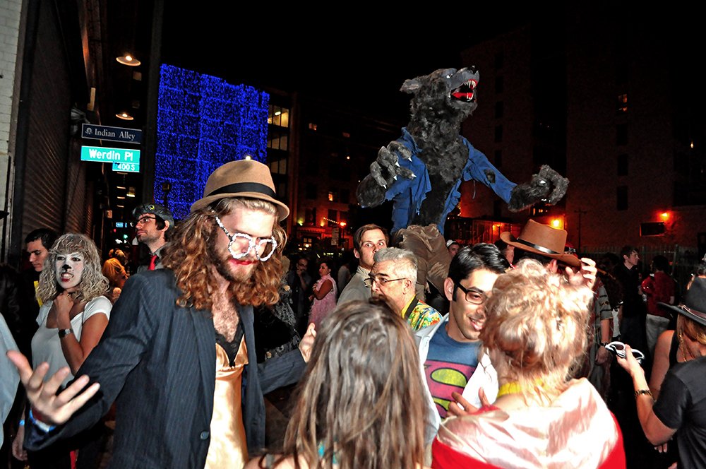 _quezada's tweet photo. https://t.co/6y4rryhcqi Spookfest Halloween Block Party 2015 #spookfest #winstonstreet #asobi #thesedaysla https://t.co/RDkae1V3yA