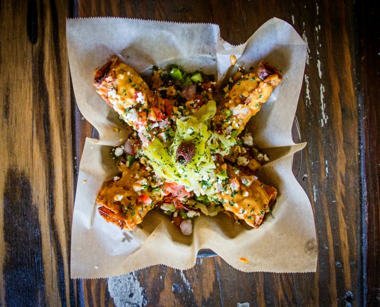 SpitzStudioCity's tweet photo. Lavash #bread w/ Zesty Feta, aioli&amp;onion- w/ garlic aioli, feta, onion, pepper, tomato, pepperoncinis &amp; olives! https://t.co/580pOjakCe