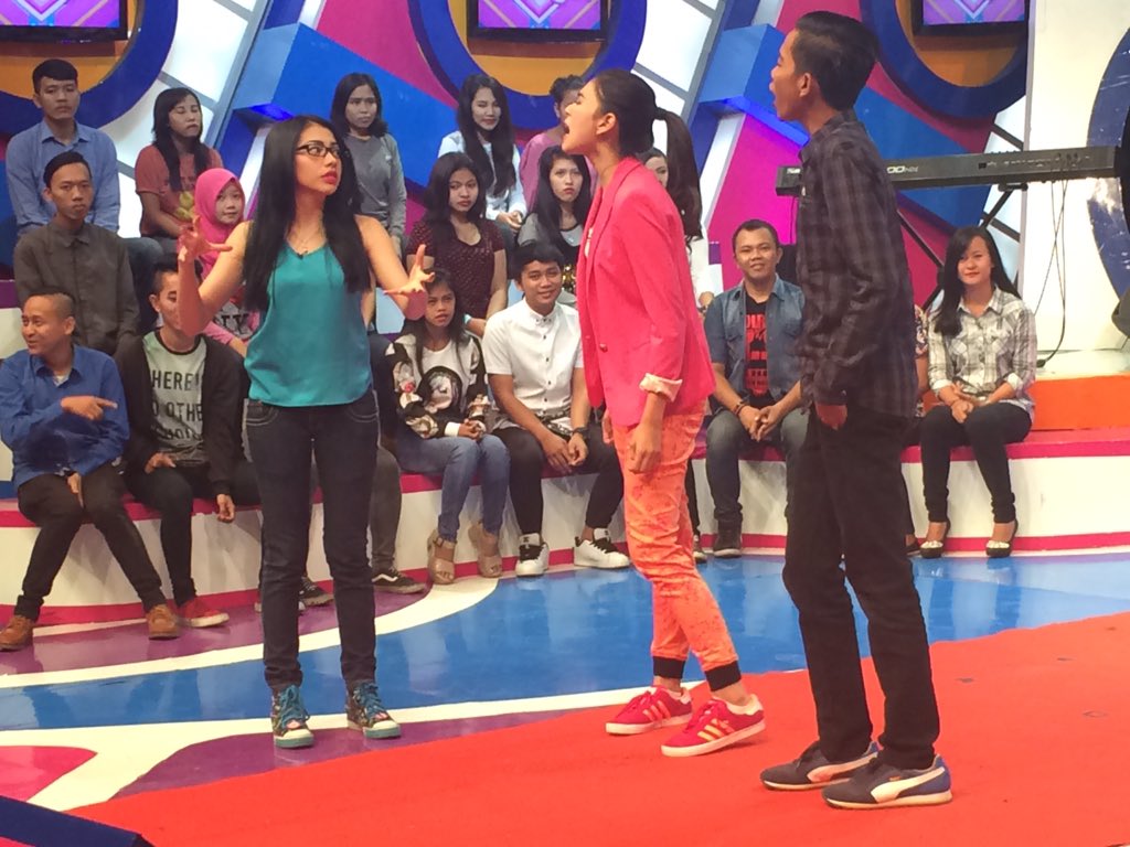 dahSyatMusik's tweet photo. Pagi2 @KeziaKaramooy15 @RealSyahnazS @Dede_Sobret udh ngoceh aja nih ngmgin hub Ayu Ting Ting #dahSyatnyaCariJodoh https://t.co/W1nb5kfr2q