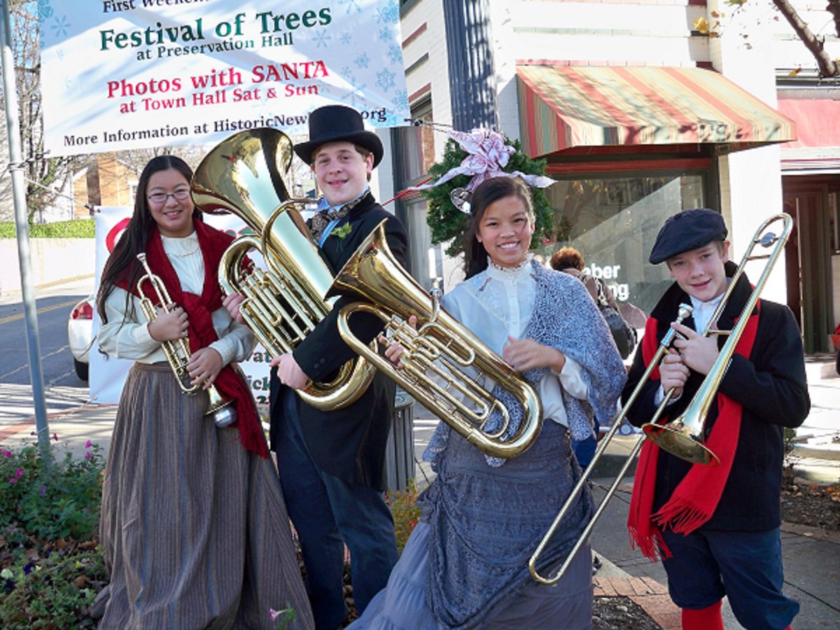 If you love the spirit of Christmas
And dressing up, WE NEED YOU! Contact: Historic Newburgh 812-853-2815