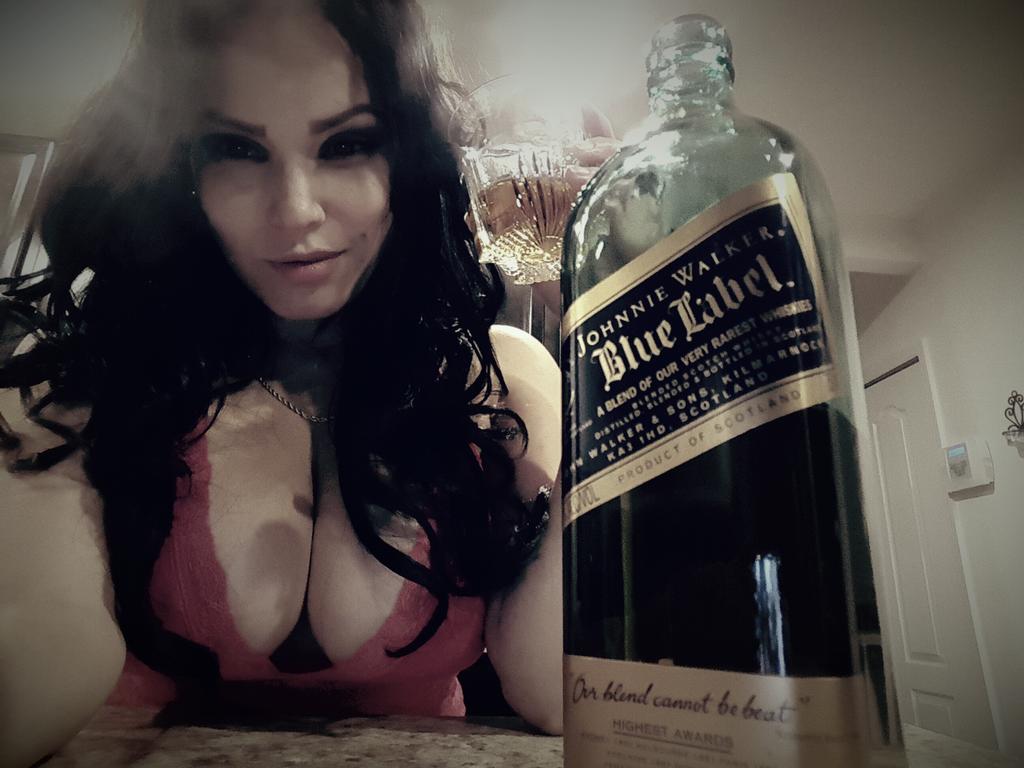 Melyxious's tweet photo. #bluelabel #jhonniewalker my favorite... https://t.co/4oGSq2cJyZ