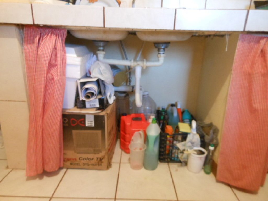 Jacobo_Vidarte's tweet image. #Incorrecto: Cloro, kerosene, detergentes debajo del fregador y chucherias arriba para que no alcancen los niños