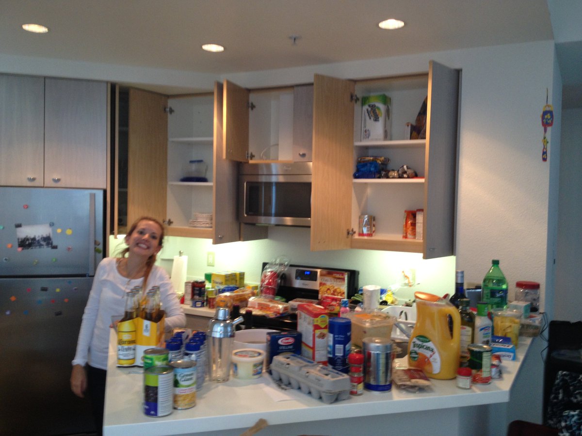 Jacobo_Vidarte's tweet image. #Incorrecto: Cloro, kerosene, detergentes debajo del fregador y chucherias arriba para que no alcancen los niños