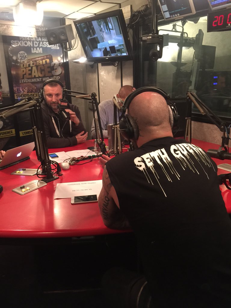 AymericBonnery's tweet photo. Petite visite chez le génie @fredmusa qui reçoit @sethgueko sur #PlaneteRap #Skyrock 👍🏻👍🏻 https://t.co/o1n31clzVE