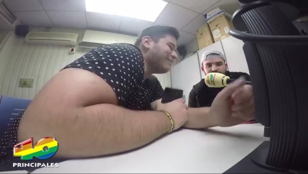 Menudo bicep se marca nuestro fotógrafo <a href="/RubenSancesM/">Ruben Sances</a> para salir en los40!! Currando duro! <a href="/DesaliaMusic/">Desalia Music</a> #haztever