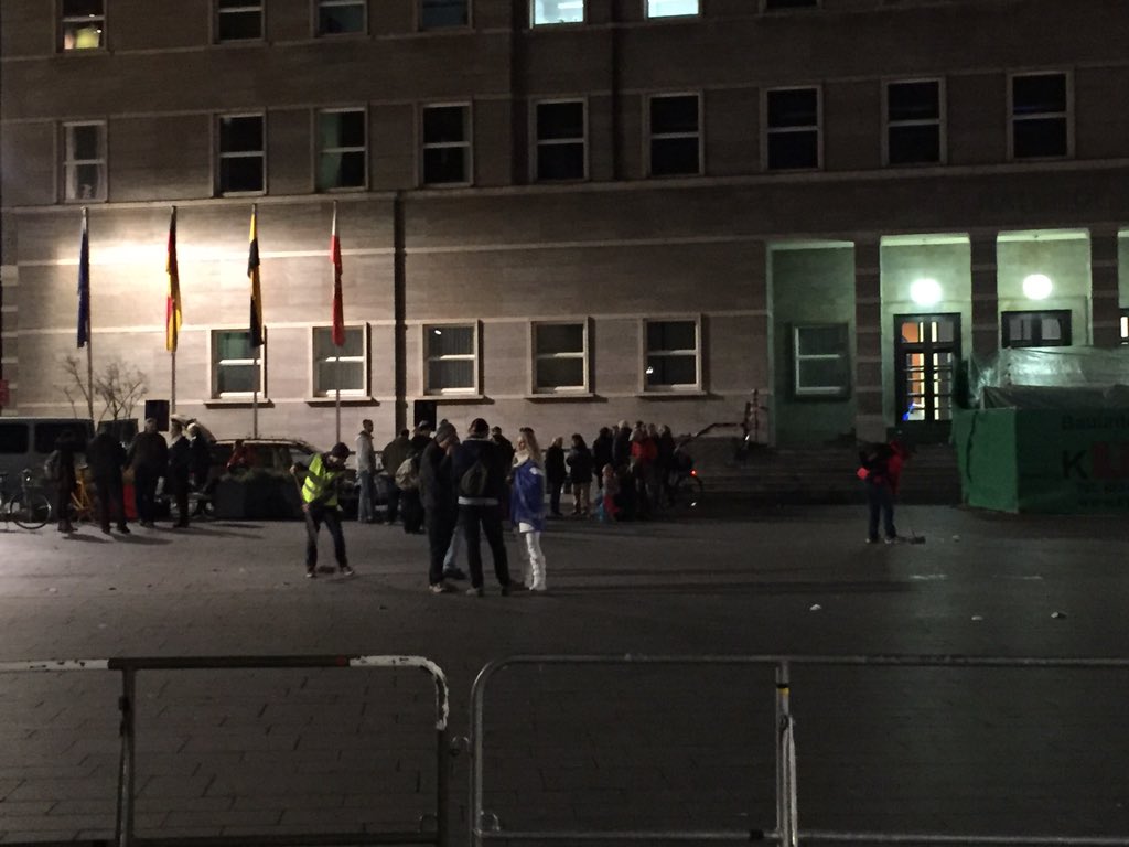 NoHalgida's tweet photo. 2020 Montagsdemo putzt, dabei war vorhin viel mehr brauner Müll da. #hal0211 https://t.co/C3bAG2yI2R