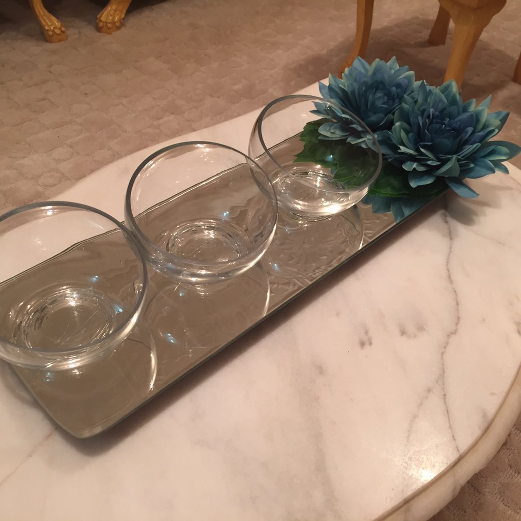 صينية مرايا مستطيلة الشكل بقواعد تعلوها أواني زجاج...٦٠سم× ٢٠سم