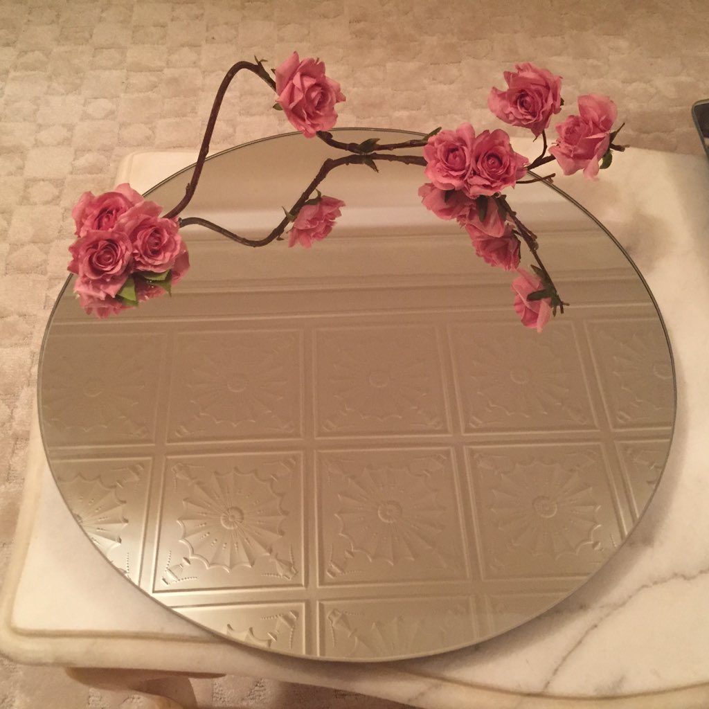 صينية مرايا دائرية الشكل بقواعد .. قطرها ٥٠سم🌸