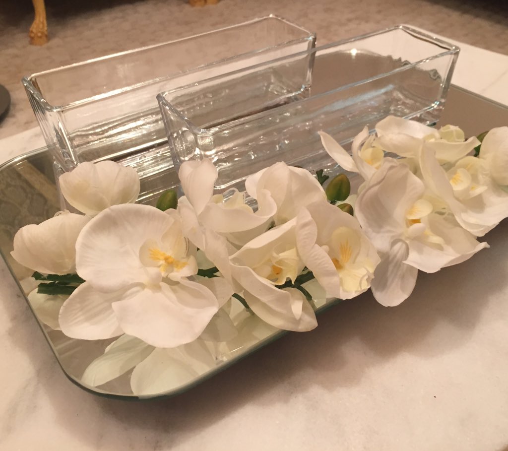 صينية مربعة الشكل بقواعد تعلوها أواني زجاج .. ٤٥سم×٣٠سم 🌷