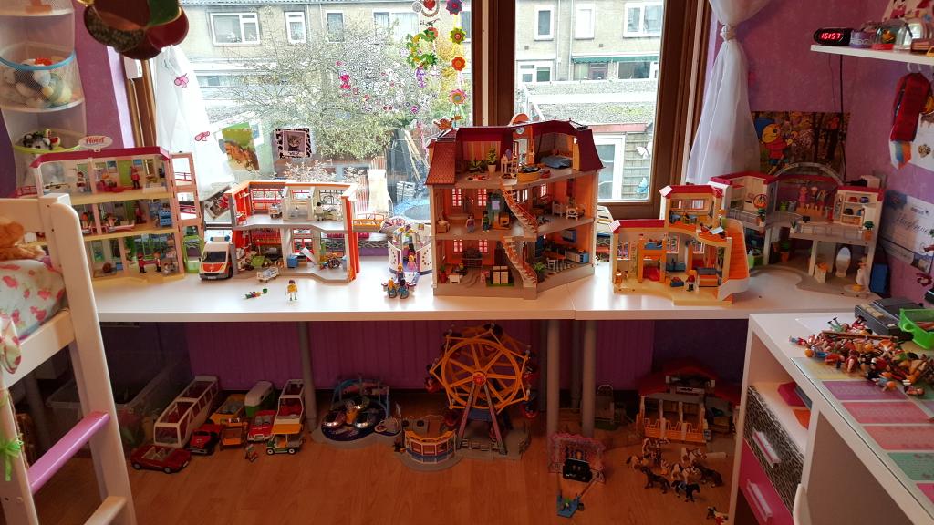 Suzjuh's tweet photo. @playmobil My daughter, 10 years old,  is your biggest fan! This is her room! https://t.co/VI18nPKJzQ