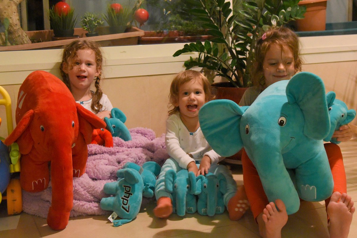 zeevs's tweet image. #ZendCon &amp;amp; Vegas - amazing.  #phpbc15 &amp;amp; Barcelona - awesome.  Meeting my girls after 2wks on the road - priceless.