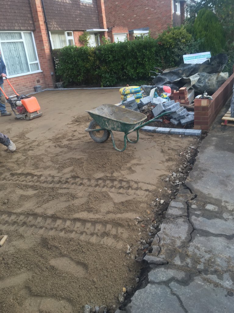 johnny_11carey's tweet photo. #driveway #wall #rootgrinding #b4anafter #weekswork https://t.co/af1NHke441