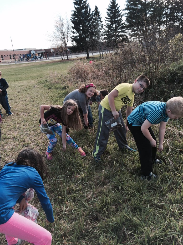 mpieschek's tweet image. Exploring nature - collecting resources #ColonialHouseBuilding #bhsailors #LifeLongAgo