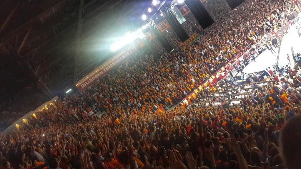 Burası sponsorlara ait olan ve taraftarın çekirdek çıtlattığı tribün değil; ABDİ İPEKÇİ CEHENNEMİ! #YenilmezArmada