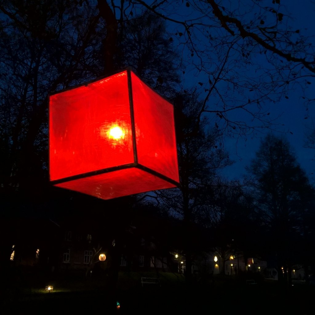 OnomaFiskars's tweet photo. #LanternPark:in kymmenet #lyhdyt valaisevat ruukkia 21/11 saakka ❤ Yhteistyössä @LuxHelsinki &amp; @FiskarsVillage #valo https://t.co/kuuLydH9Cv