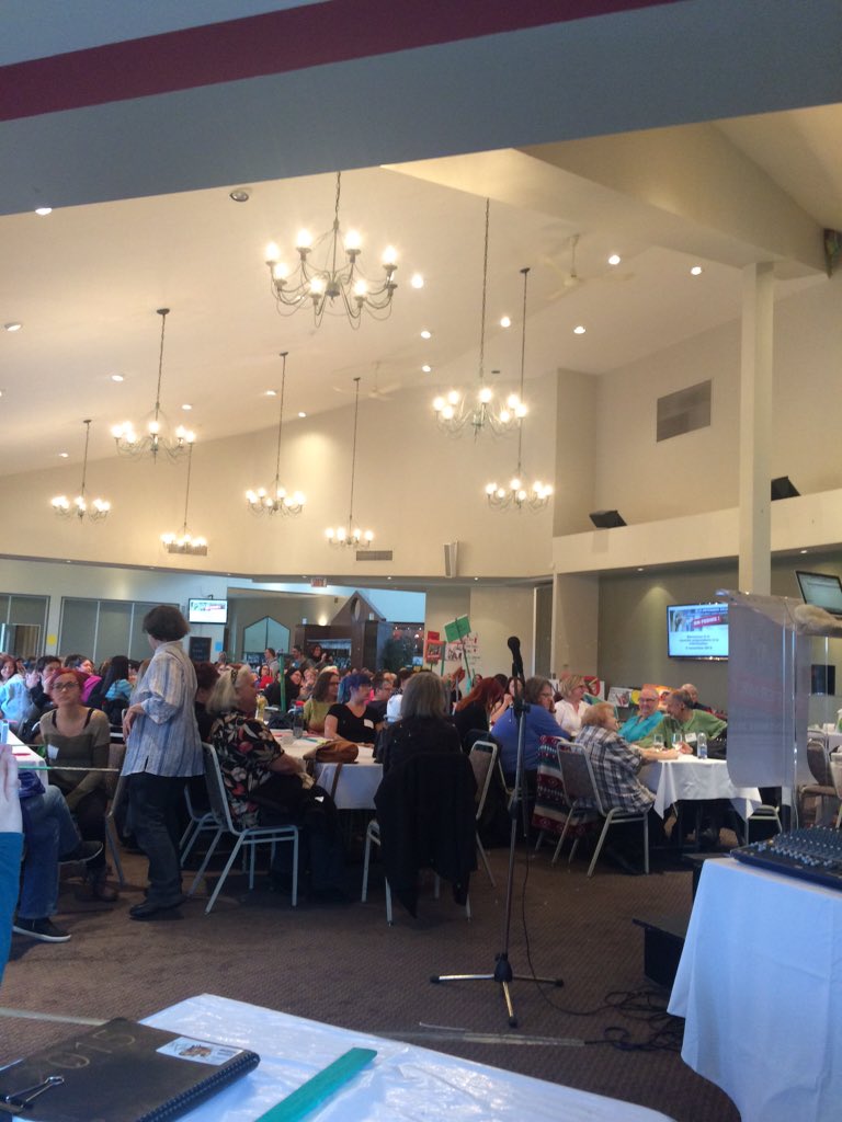 celeriee's tweet image. Le communautaire solidaire! Préparation de la mobilisation @OCALanaudiere #OnFerme #2et3nov