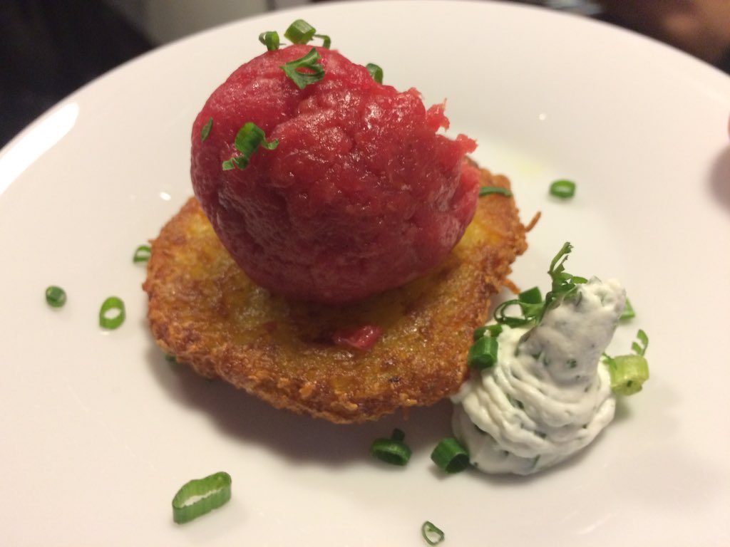ra_lf's tweet photo. @fiene pls fw: Kompliment an die Wirtschaftsclubküche! Unsere #Mett-Vorliebe wurde edelst interpretiert! #dusdigi https://t.co/iVLBU77F3X