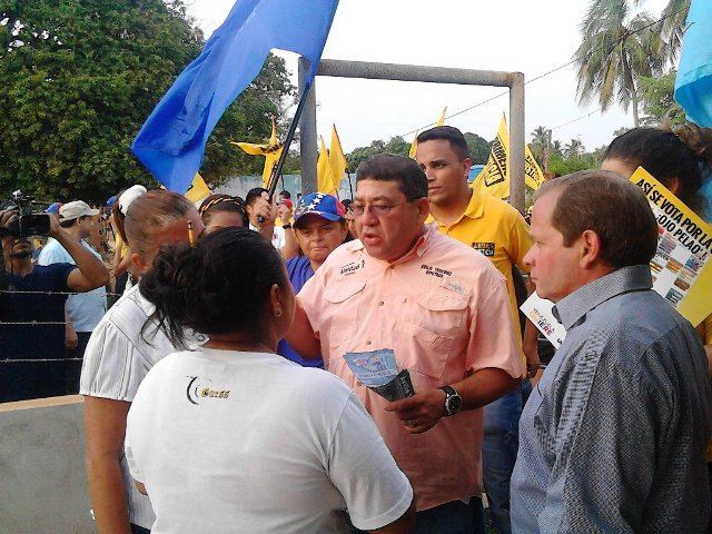 JuanPGuanipa's tweet photo. Maduro despilfarra recursos en viajes y lujos mientras el pueblo pasa necesidad en una cola para comprar comida. https://t.co/ioeSccAbQ3