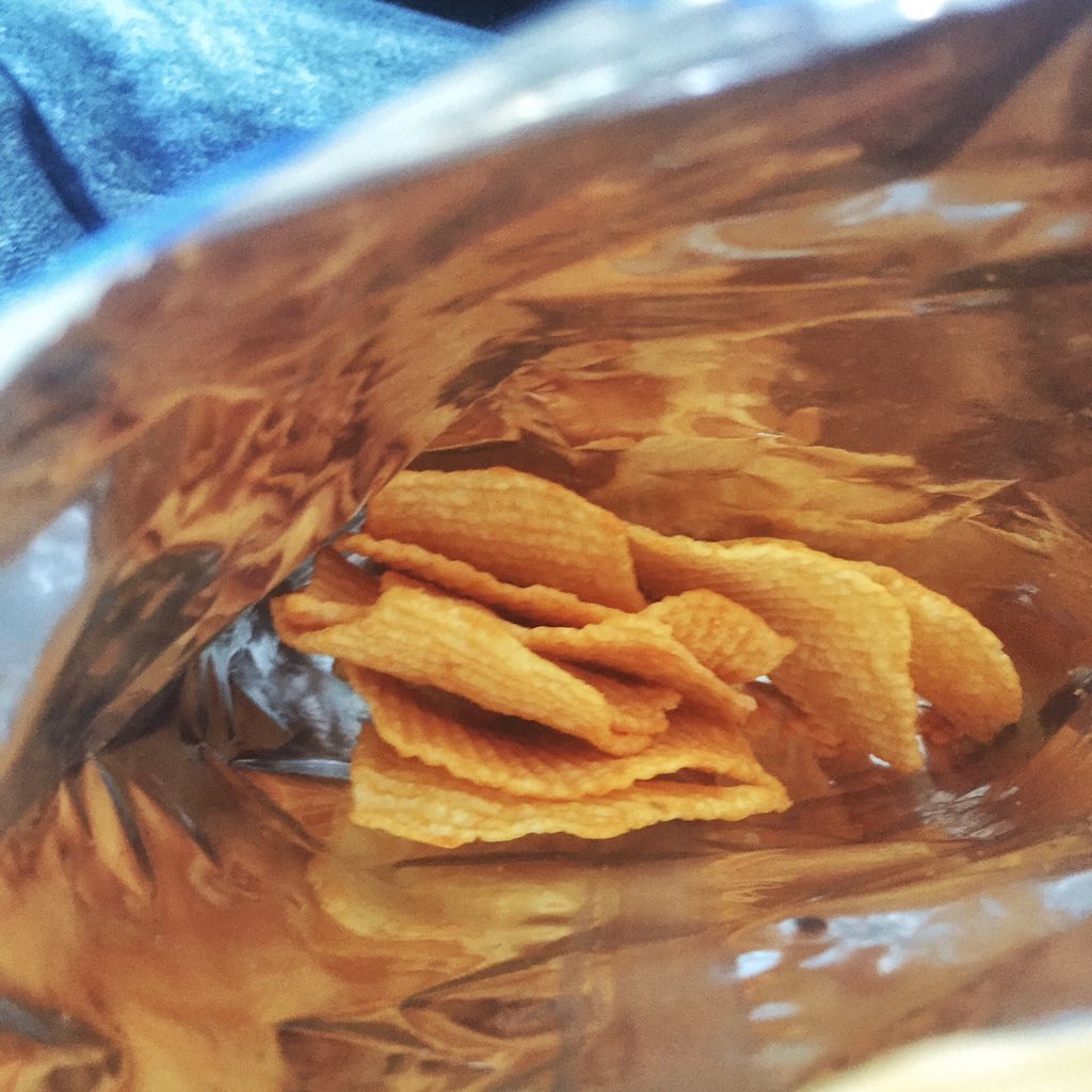 Bethenny's tweet photo. This is why I got into the salty snack biz. This is a just opened bag of chips. Wtf? #baghalfempty https://t.co/H3gc6JAOw7