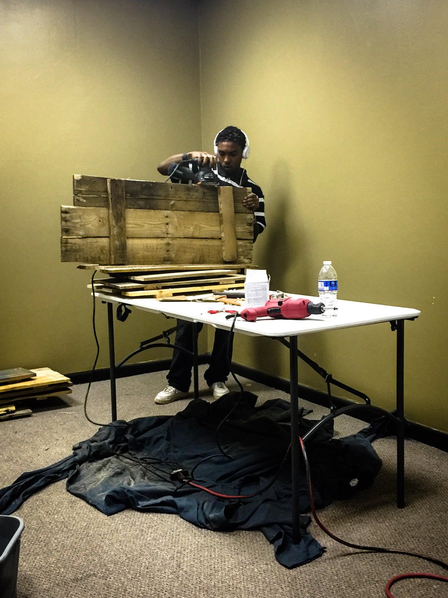 LoveBeyondWalls's tweet photo. Willie learning how to make art from reclaimed pallet wood #dignityart #lovebeyondwalls https://t.co/mPKDolRI8o