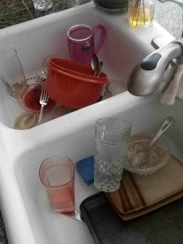 mrstuffrandom's tweet image. Time to do dishes! #time #dishes