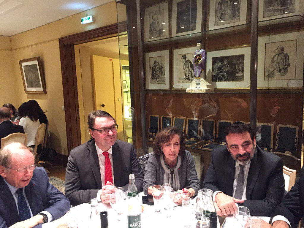 ph_rochmann's tweet photo. Diner du #RAJF en compagnie de B. Cahen, M. Cahen, @JoelMergui et le bâtonnier élu @FrSicard @SicardAttias https://t.co/G8PdJcQ1tS