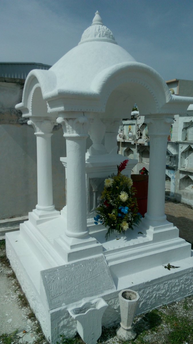 radialfm's tweet photo. Tumbas del #Panteón Último Paseo en el #DiaDeMuertos en #CddelCarmen #Campeche https://t.co/0BLRWVZuck
