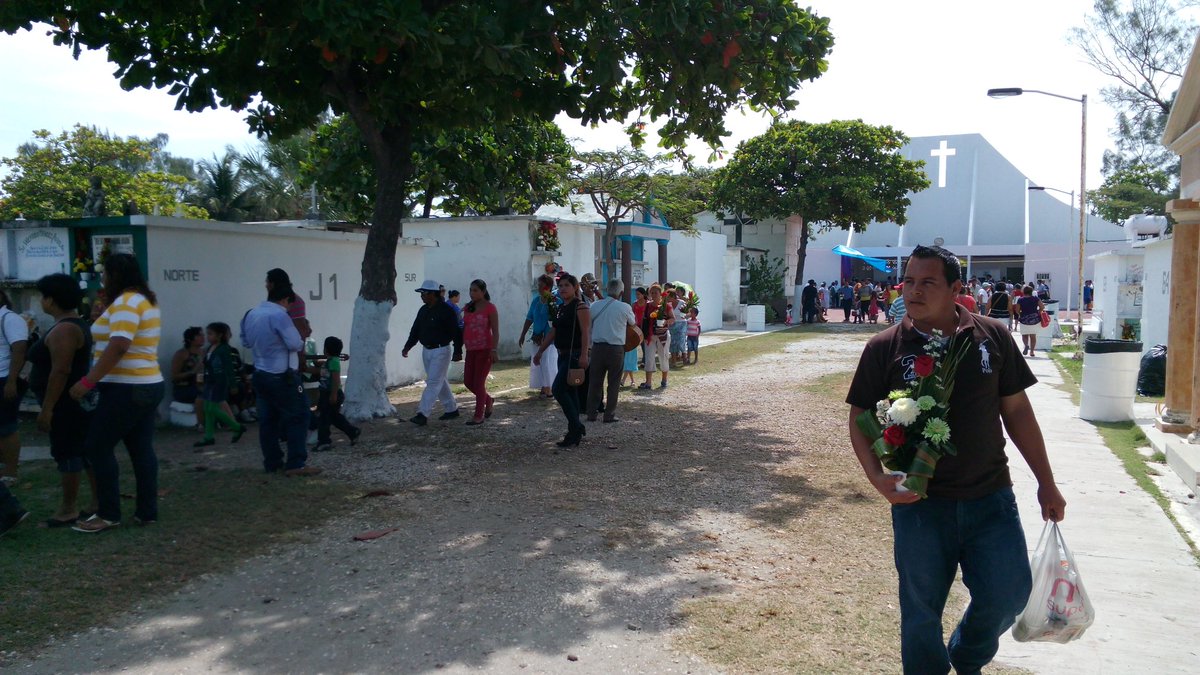 radialfm's tweet photo. El #DiaDeMuertos en el #Panteón Colonia de #CddelCarmen #Campeche https://t.co/uhZkKypN5o