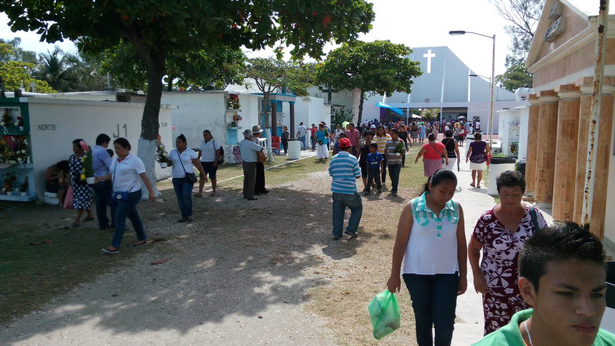 radialfm's tweet photo. El #DiaDeMuertos en el #Panteón Colonia de #CddelCarmen #Campeche https://t.co/uhZkKypN5o