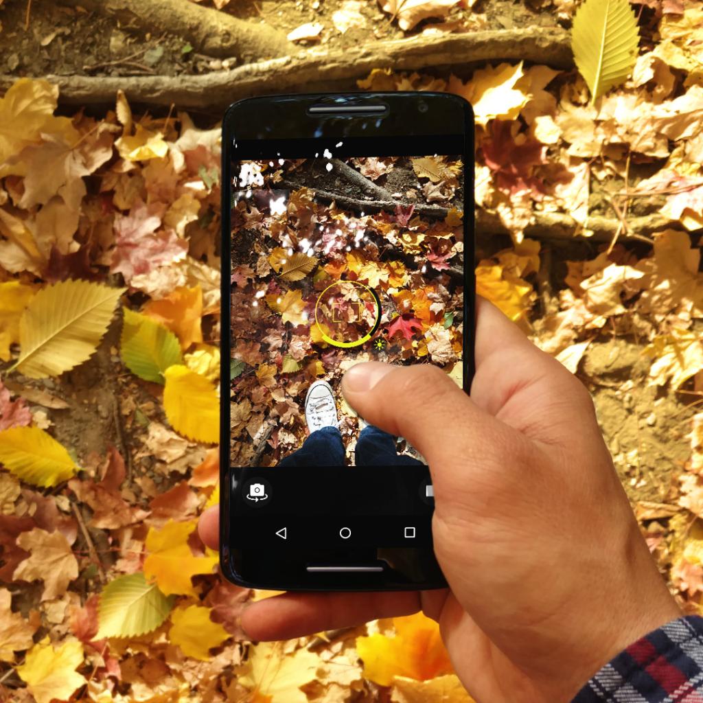 MotorolaUS's tweet photo. The #DROIDMaxx2’s 21MP camera is crisp &amp; clear like an Autumn day. Get yours now @Verizon &amp; https://t.co/MGmuvykN9Q https://t.co/va7ijidp4r