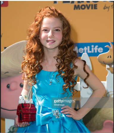 KBaumannBH's tweet photo. On The @PeanutsMovie Red Carpet, @ImTheFrancescaC with our vintage, limited-edition licensed Snoopy Dog House Purse. https://t.co/Yeuo6Qx3Qi