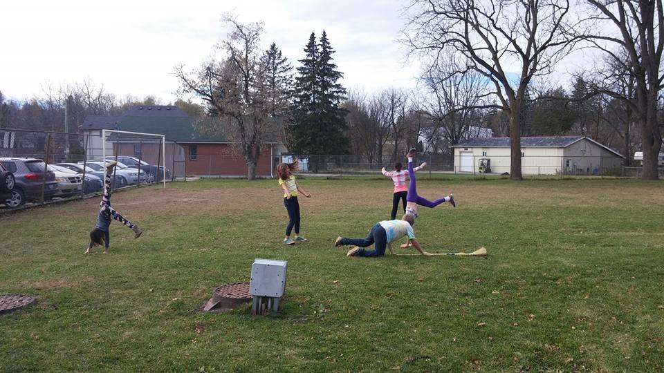RoomOne2's tweet photo. exploring perimeter with #nonstandardunits #outdooreducation #acivelearning @NewDundeePublic @wrdsb https://t.co/iAQ1UpHhvG