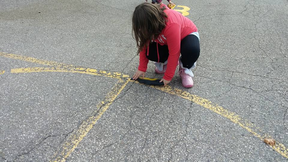 RoomOne2's tweet photo. exploring perimeter with #nonstandardunits #outdooreducation #acivelearning @NewDundeePublic @wrdsb https://t.co/iAQ1UpHhvG