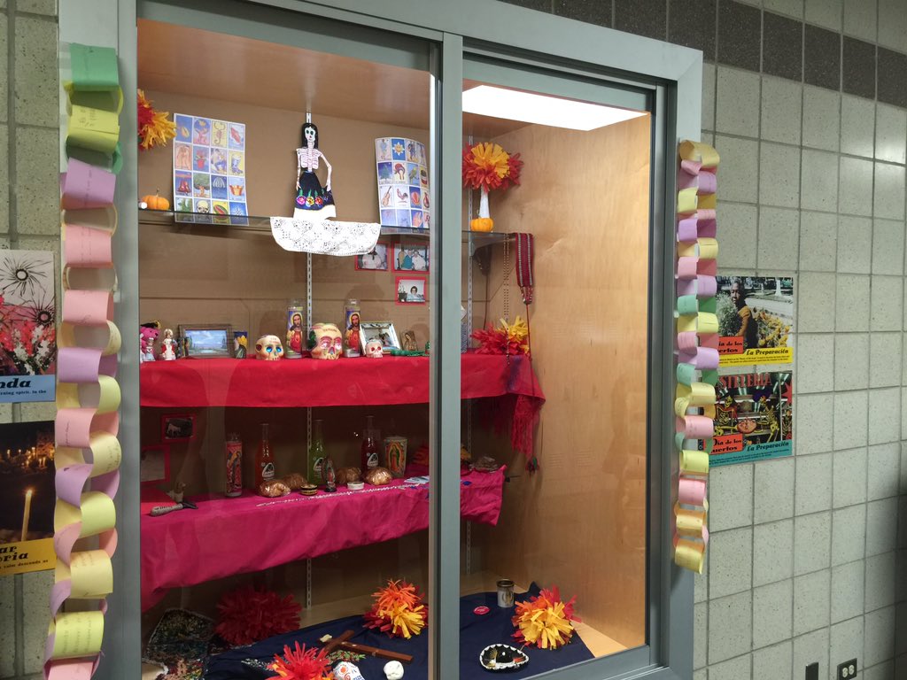 srta_saunders's tweet photo. Estamos celebrando Día de los Muertos. ¡Gracias a club de español! #DiaDeMuertos https://t.co/OT6XwaGdEU