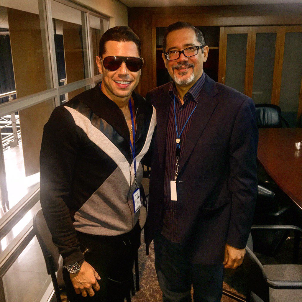 Xavy_Munoz's tweet photo. Es un verdadero HONOR conocer a este caballero #MartinHanh y poder darle vida a uno de sus grandes personajes #Rctv https://t.co/lJk7UWsEdR
