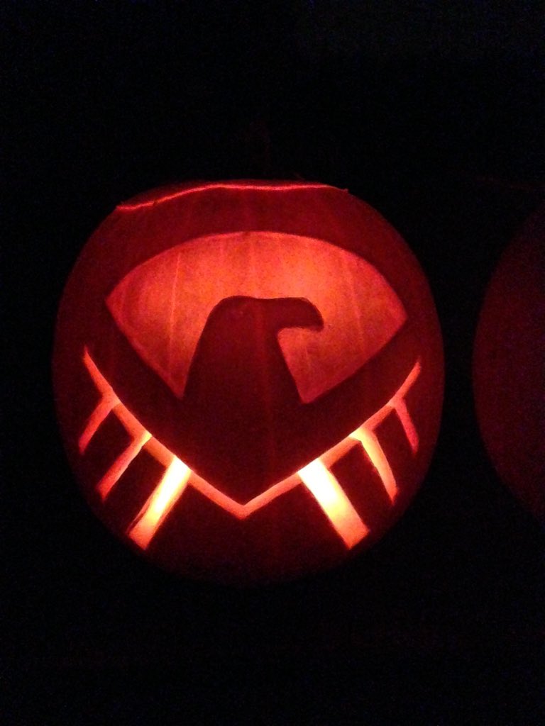 InFallUK's tweet image. #Halloween, as always, a great time of year for the nerd to come out! #pumpkin #zelda #shield #nintendo #Marvel