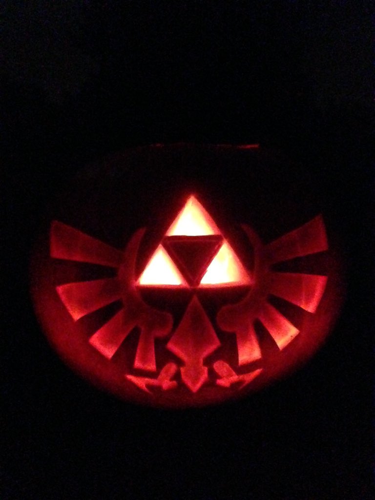 InFallUK's tweet image. #Halloween, as always, a great time of year for the nerd to come out! #pumpkin #zelda #shield #nintendo #Marvel