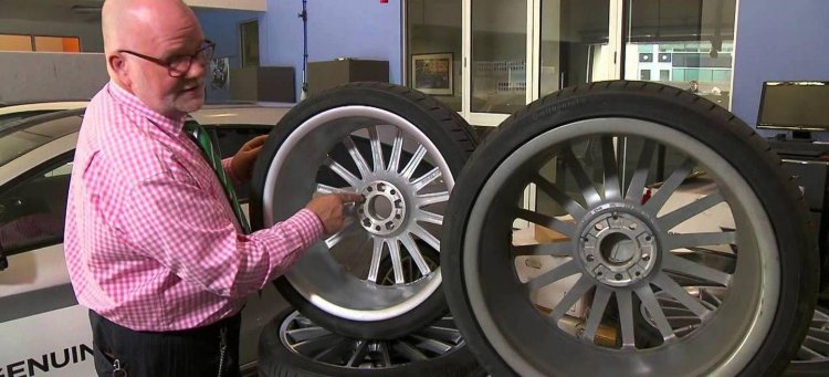 TodoMotorVe's tweet photo. Antes de poner unos rines de imitación a tu auto deberías ver este #VIDEO https://t.co/4B9lgpXP9w https://t.co/LYdXVScPTo