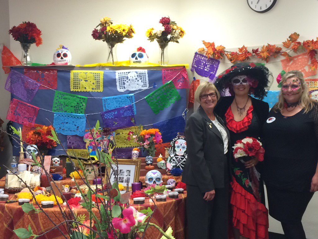 patshamansky's tweet photo. Learning about the significance of earth, wind, and light from BGWilson DI exhibit on Dia De Los Muertos is great! https://t.co/EVNRai8ee3
