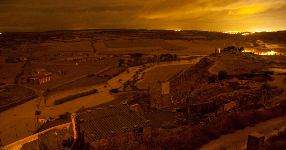 XaviMiret's tweet photo. Fotografia nocturna de #Cervera. Vall del riu #Ondara #robinada https://t.co/jb4BjqpOtK