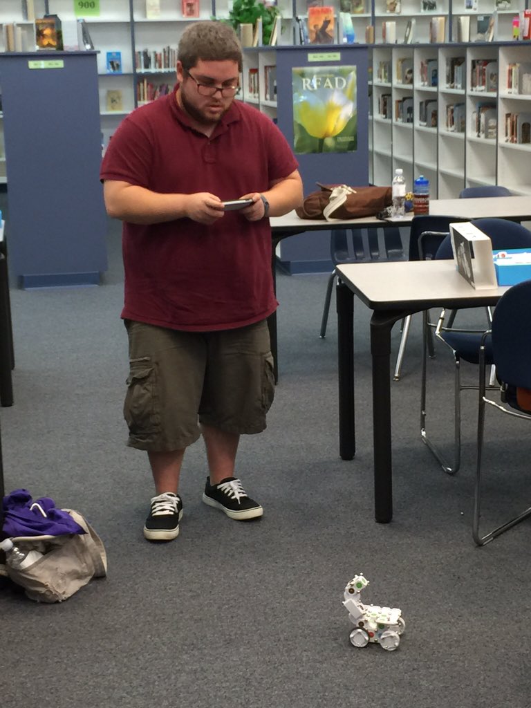 krissipie1's tweet image. Making a #MOSSBot and controlling it w the cell phone. Ss will love this! #RedefineLearn #MSFTEdu #musdfutureready