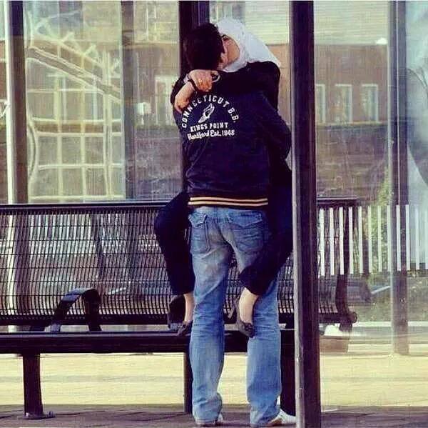 benim türbanlı bacıma durakta zulüm ediyorlar :(