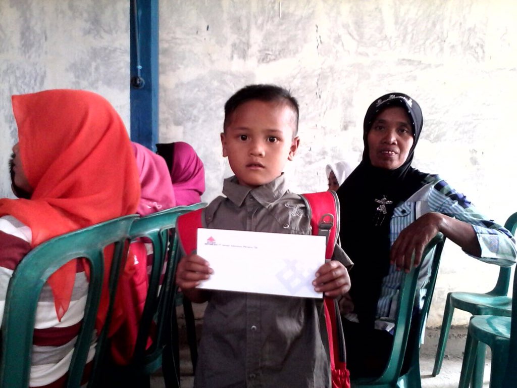 WahidTimbrangan's tweet photo. Bapak @fadjroeL kami ingin  sekolah dan sukses sehingga bisa memajukan Kota Rembang tercinta #BangunIndonesia https://t.co/JD7NXNh0cl