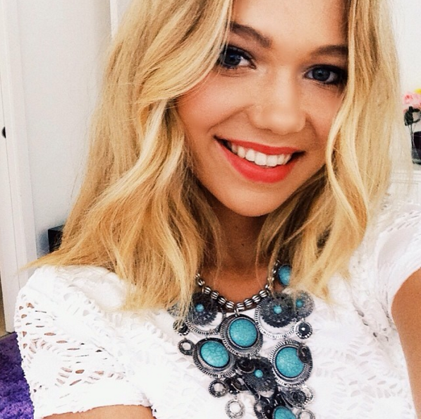 BuzzFeed's tweet photo. A Instagram star is quitting social media &amp; revealing the truth behind her “perfect photos” https://t.co/bcErC9ZxTA https://t.co/lQhtuQRdhJ