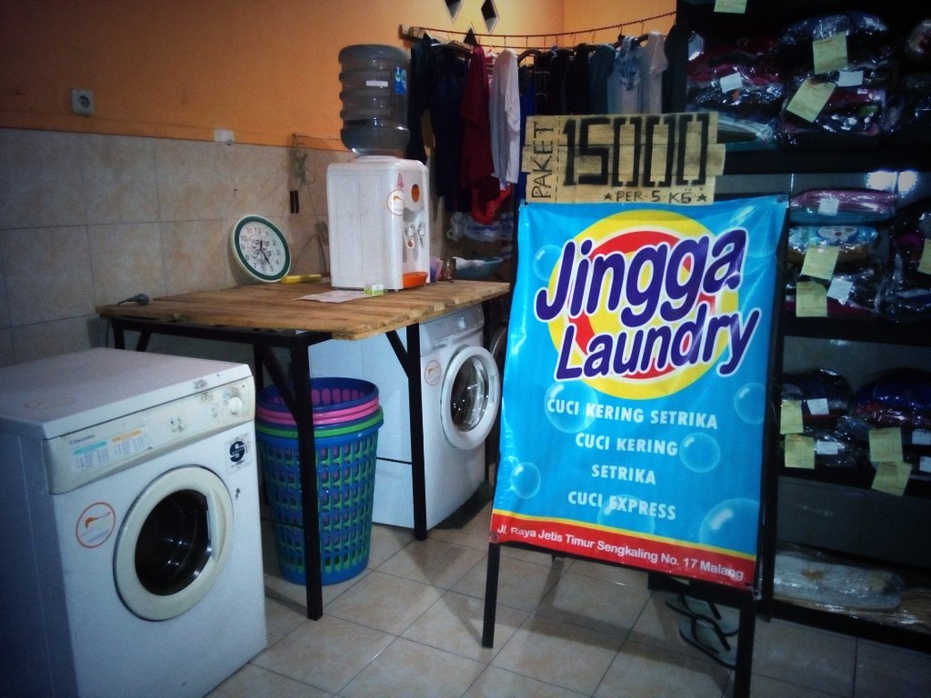 Lacigone's tweet photo. JinggaLaundry Jl. Raya Jetis 17..paket cuci-kering-setrika 5kg only 15k @MalangPromo @umm @UMMcampus https://t.co/pT1CXfSpmM