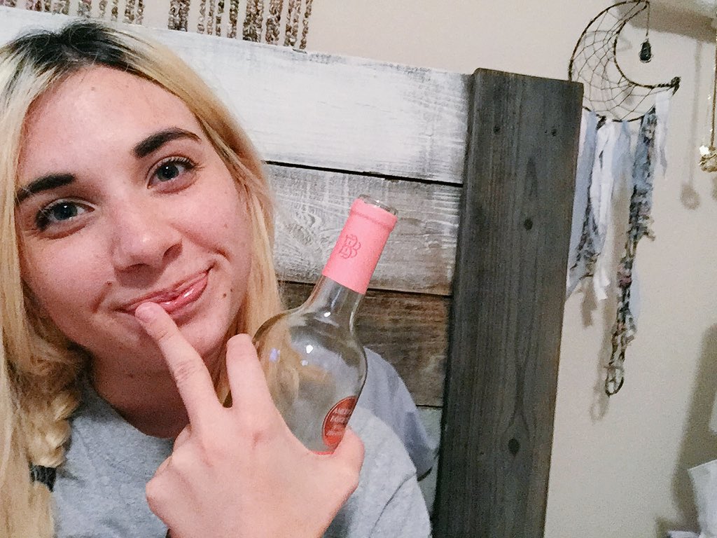 madelinerobic's tweet photo. I really really really really want this day to end. #some1calledmegrandma #canttakeFFFfestpics #failingclasses https://t.co/4a4ZU4zC0A
